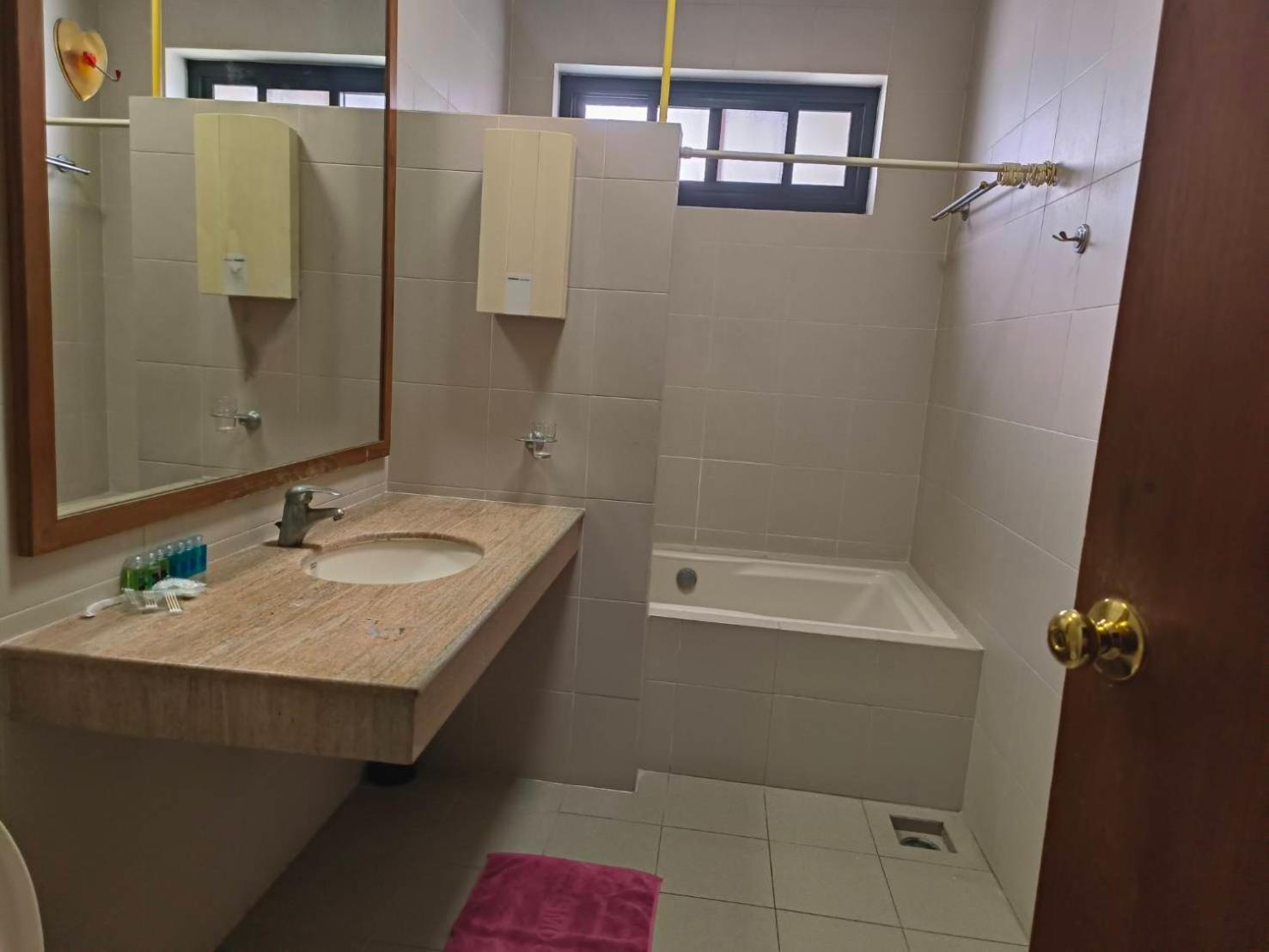 Hotel Baan Tanwa - Mrt Ratchadapisek Bangkok Esterno foto